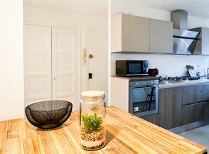 Een koelkast, een magnetron, een oven, een koffiezetapparaat/waterkoker