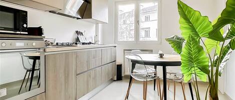 Een koelkast, een microgolfoven, een oven