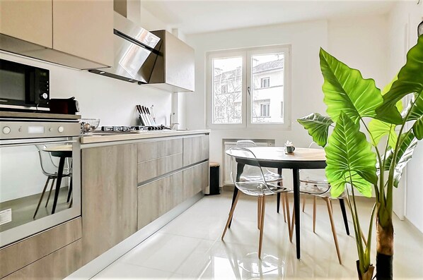 Fridge, microwave, oven, coffee/tea maker