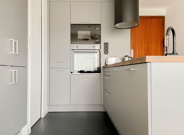 Kühlschrank, Mikrowelle, Ofen, Geschirrspüler