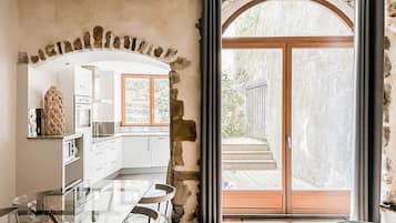 Een koelkast, een microgolfoven, een oven, een vaatwasser