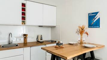 Kühlschrank, Mikrowelle, Wasserkocher mit Kaffee-/Teezubehör