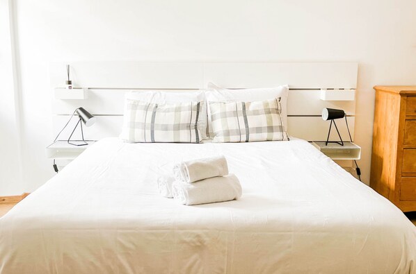 WiFi (無料)、ベッドシーツ