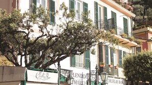 Un edificio con restaurante llamado "Chifley Bar" y "PENDIDO'S MARE" en la planta baja.