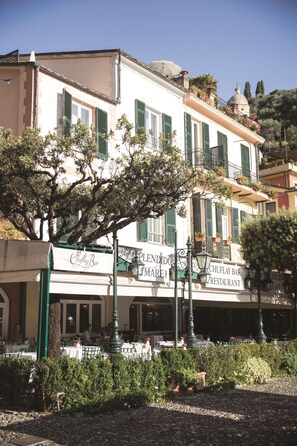 A building with a restaurant named "Chifley Bar" and "PENDIDO'S MARE" on the ground floor.