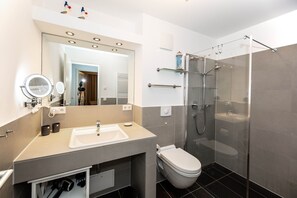 Douche, sĂšche-cheveux, papier toilette
