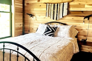 2 bedrooms, desk, iron/ironing board, WiFi