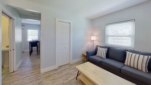 Appart'hôtel, 1 chambre, patio | Coin séjour | TV connectée de 65 pouces avec chaînes numériques, télévision