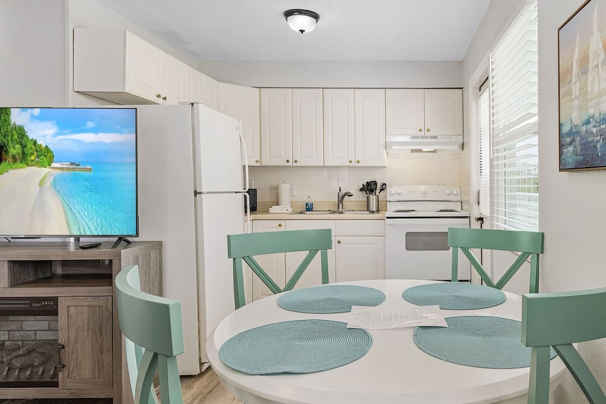 Condo, 1 Queen Bed with Sofa bed, Balcony, Bay View (Waterview) | Private kitchen | Fridge, microwave, coffee/tea maker, paper towels