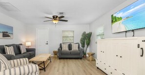 Condo, 2 habitaciones, balcón (waterview) | Área de sala de estar | Smart TV de 65 pulgadas con canales digitales y televisión