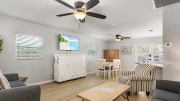 Apartment, 2 Schlafzimmer, Balkon (waterview) | Wohnbereich | 65-Zoll-Smart-TV mit Digitalempfang, Fernseher, Streaming-Dienste