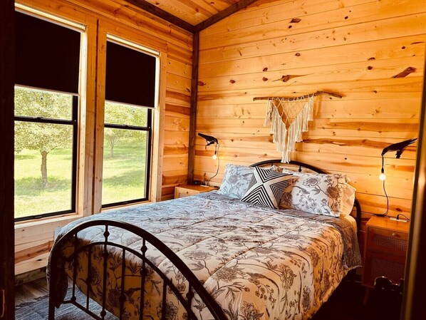 2 bedrooms, desk, iron/ironing board, WiFi