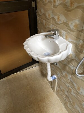 Haartrockner, Handtücher, Seife, Shampoo