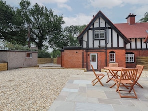 Cottage | Property grounds - 2 Golf Links Cottages (Northwich)