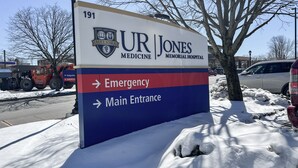 Señal de UR Jones Medicine Memorial Hospital con indicaciones hacia la entrada de emergencias y la entrada principal.