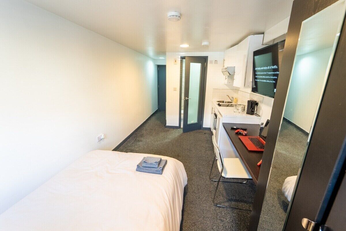 Ground floor studio close to UOB