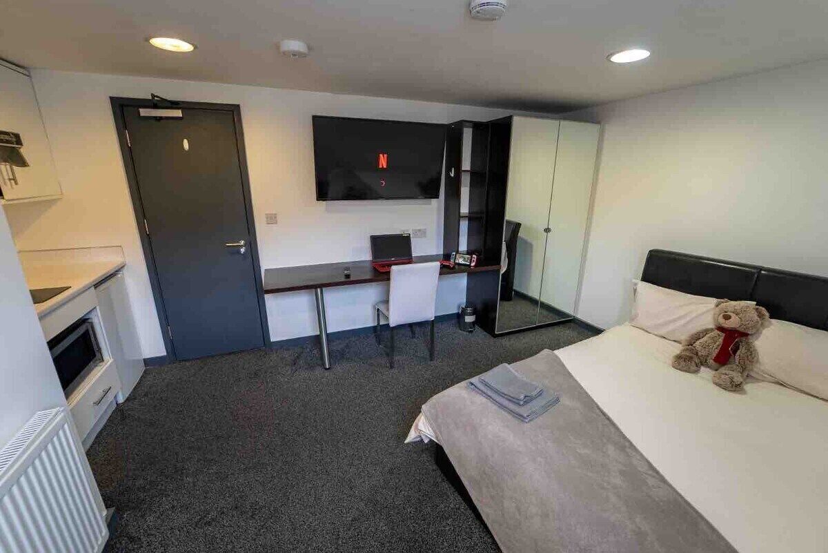 Large cosy studio opposite UOB!