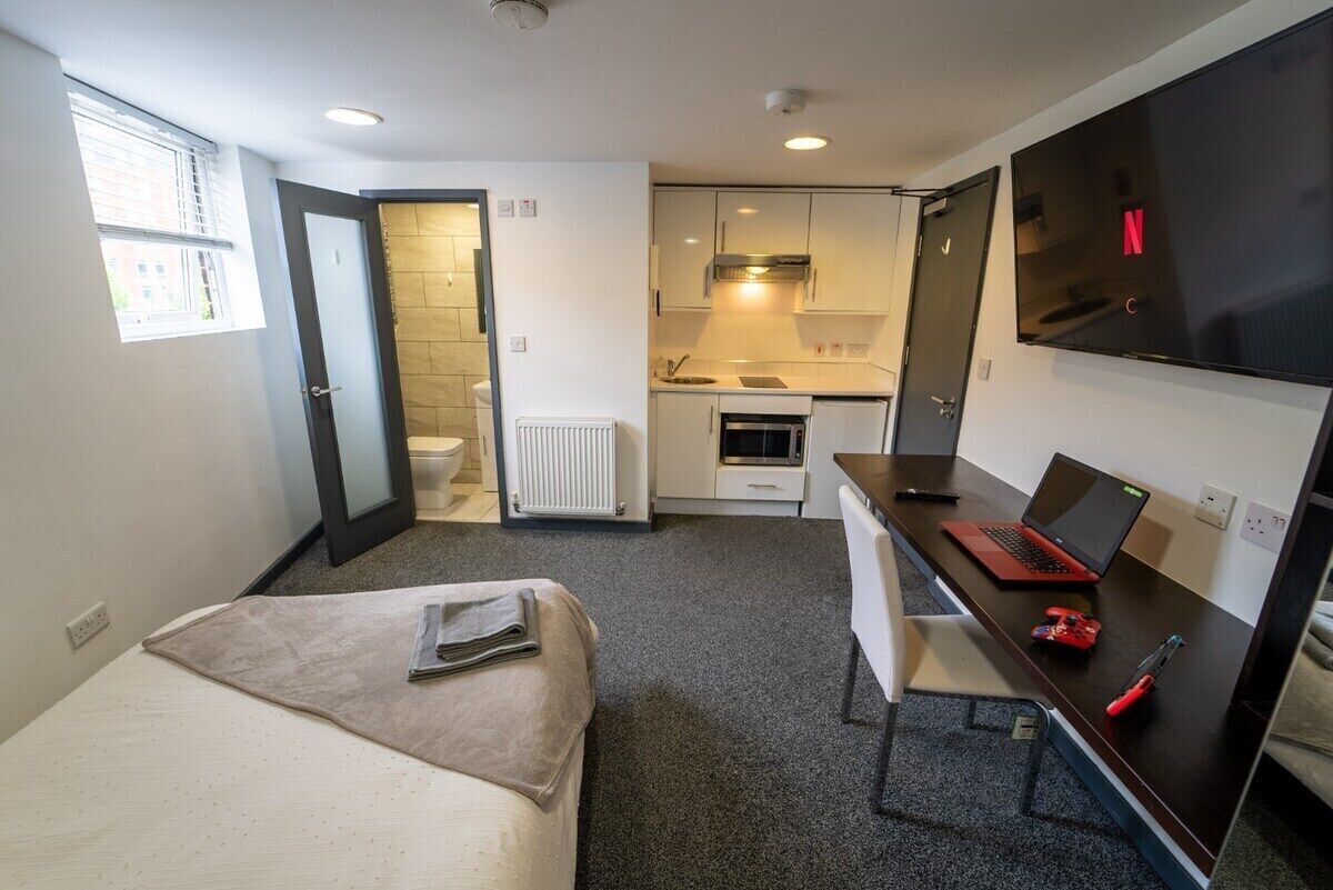 Large cosy studio opposite UOB!