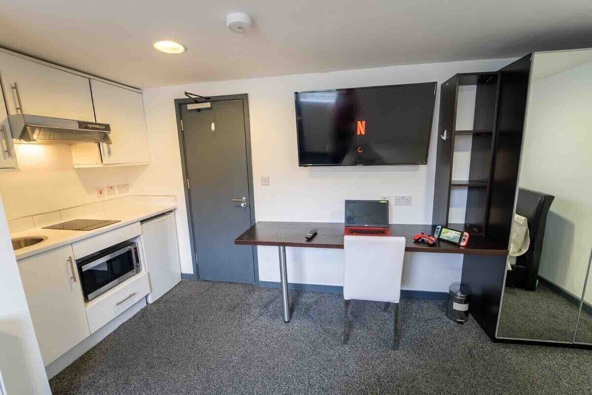 Large cosy studio opposite UOB!