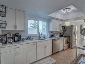 Kjøleskap, kaffetrakter/tekoker, kjøkkenutstyr og krydder