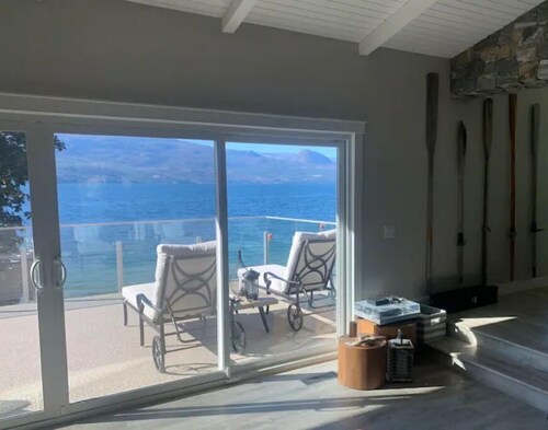 Luxury Waterfront Home, wifi, bbq, sleeps 12
