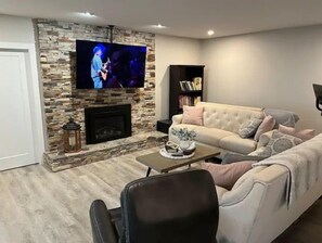 Smart TV, chimenea, tenis de mesa y monitor de computadora 