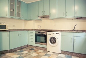 Kylskåp, mikrovågsugn, ugn och spishäll