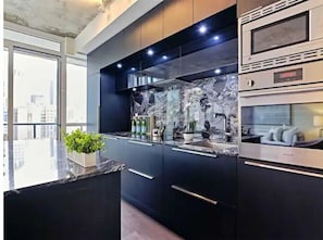 Frigorifero, microonde, forno, piano cottura