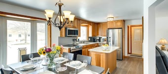 Walk to Lambeau Field: Green Bay Retreat