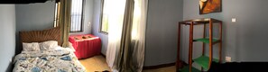 2 bedrooms, WiFi, bed sheets - 10 mins away from the beach! Family sized plantain house (Dar es Salaam)