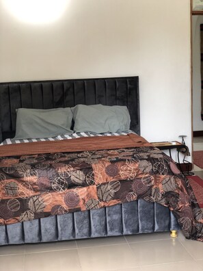 2 bedrooms, WiFi, bed sheets - 10 mins away from the beach! Family sized plantain house (Dar es Salaam)