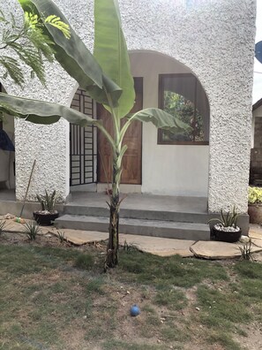 Exterior detail - 10 mins away from the beach! Family sized plantain house (Dar es Salaam)