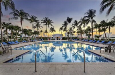 Isla Marlin 28: Palm lined luxury villa w/dockage and sunset views