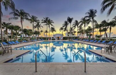 Isla Marlin 28: Palm lined luxury villa w/dockage and sunset views