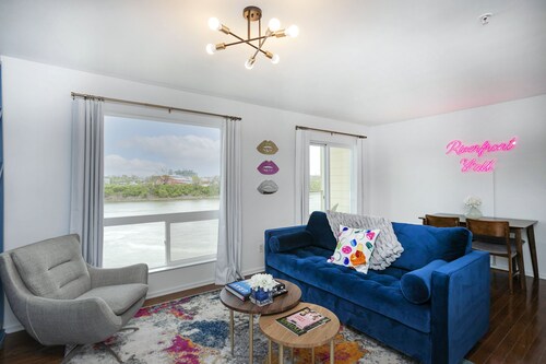 ❤️ of DWNTWN, Riverfront w pool, walk 2 Broadway