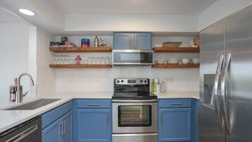 Réfrigérateur, micro-ondes, four, plaque de cuisson