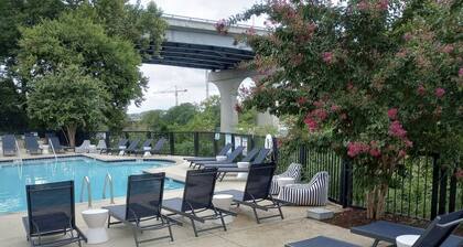 ❤️ of DWNTWN, Riverfront w pool, walk 2 Broadway