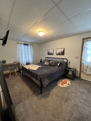 2 室のベッドルーム、セーフティボックス (室内)、デスク、アイロン / アイロン台