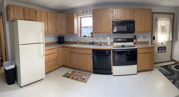 冷蔵庫、電子レンジ、オーブン、コンロ