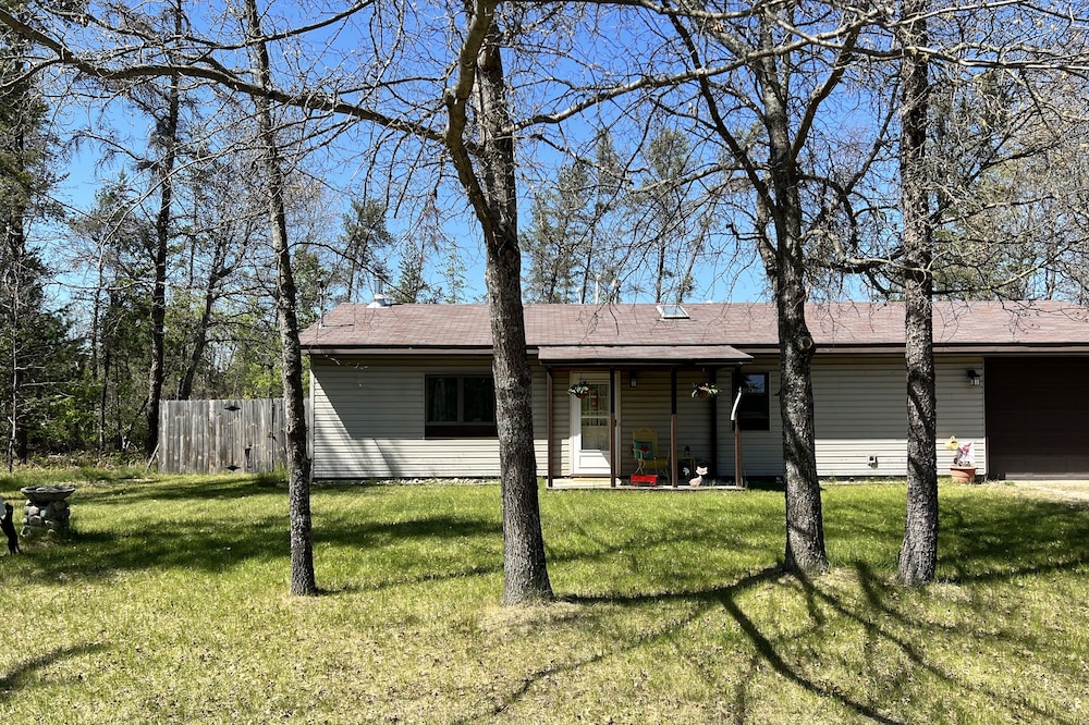Copper Fox Cottage is cozy and welcoming, near trails and Manistee River.