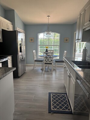 Køleskab, mikrobølgeovn, ovn, kogeplade