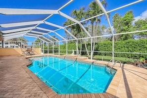 Piscina a l'aire lliure i piscina climatitzada
