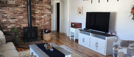 Smart-TV, Kamin, Musikbibliothek