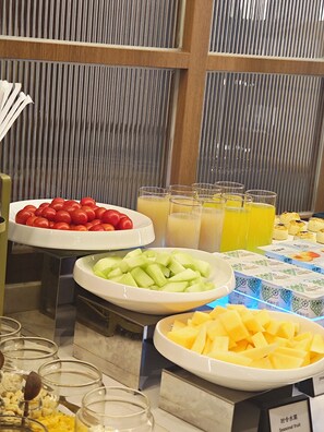 Ein reichhaltiges Buffet mit verschiedenen Früchten und Getränken.