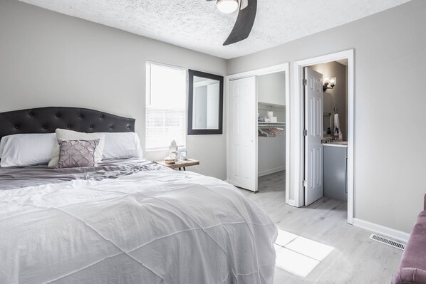 4 makuuhuonetta, työpöytä, silitysrauta/-lauta, ilmainen Wi-Fi