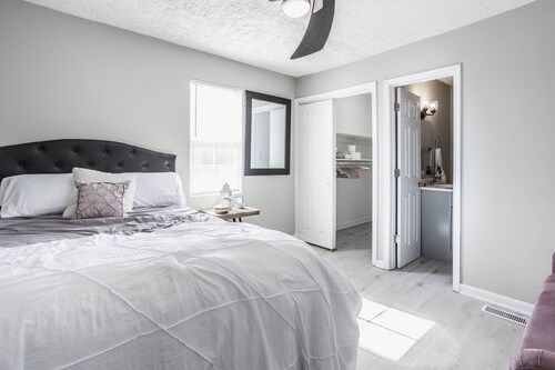 Grand Park, Westfield, Space For Entire Team, Sleeps 30 comfortably. Unit A