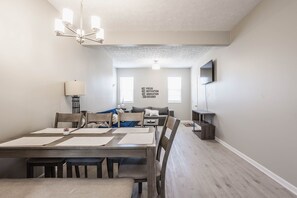 Dining - Grand Park, Westfield, Space For Entire Team, Sleeps 30 comfortably. Unit A (Sheridan)
