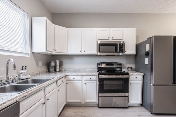 Refrigerador, mesa de comedor