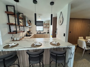 Frigorifero, microonde, piano cottura, macchina per tè/caffè