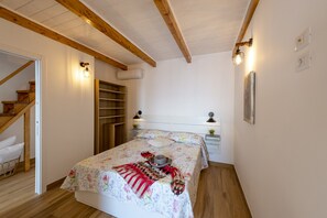 2 bedrooms, iron/ironing board, travel cot, free WiFi